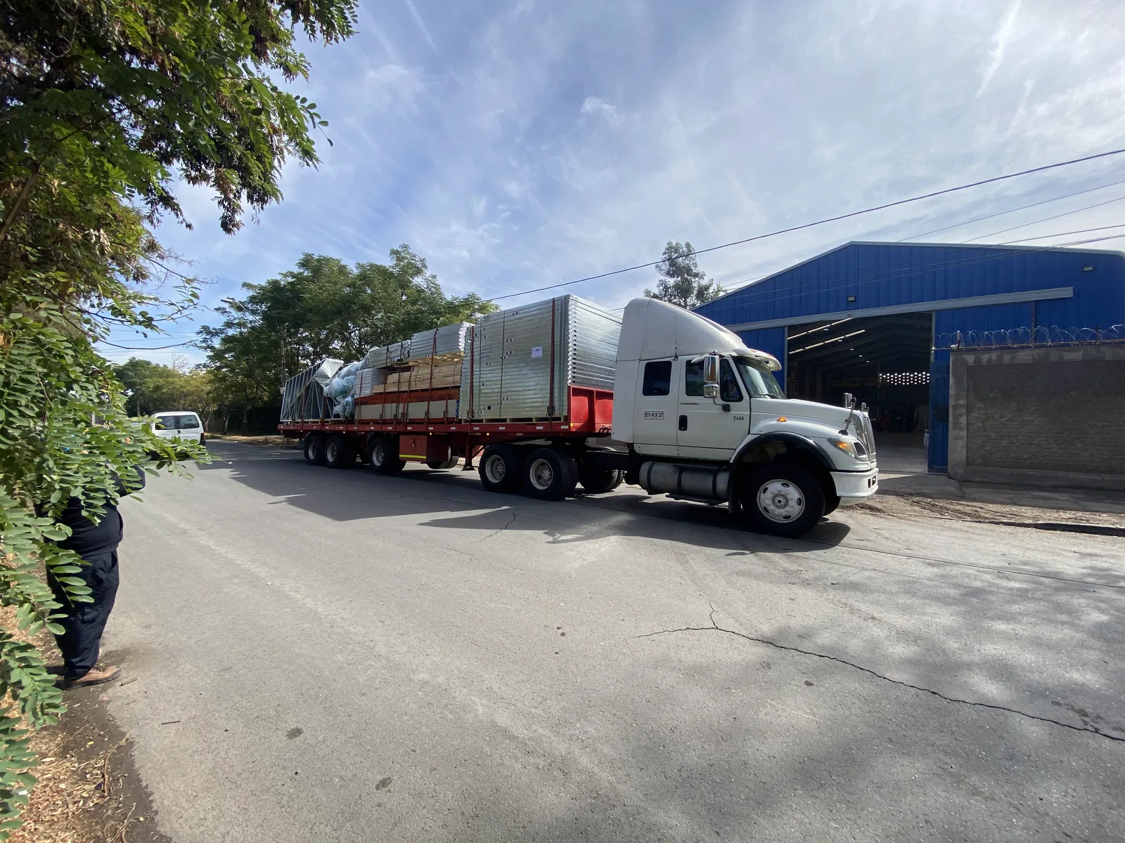 Camión saliendo de la fábrica de Metalkit cargado con los paneles de un kit completo