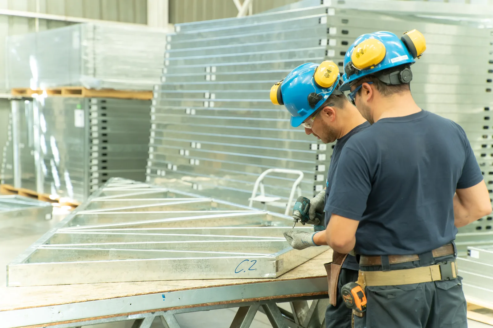 Estructura Metalkit armándose en la planta